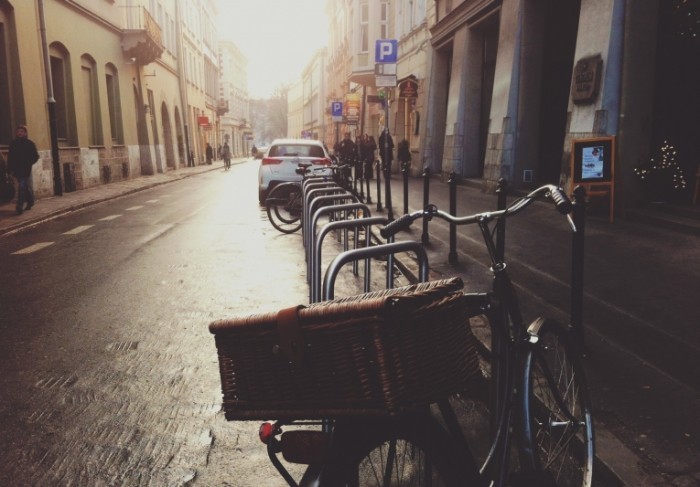 parked bike 700x487 Велосипед на улице   Bike on the street