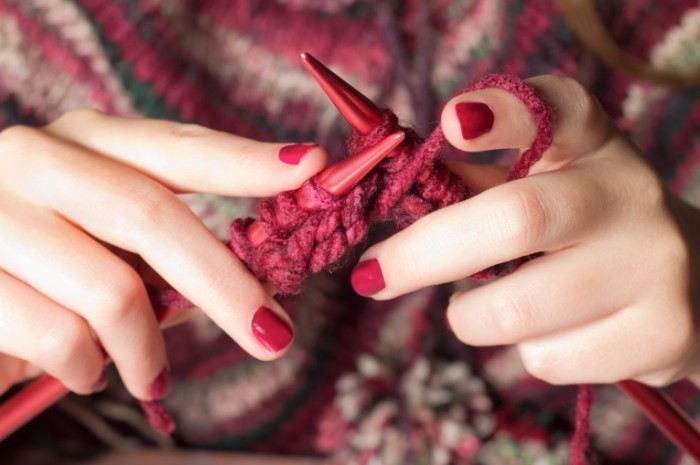 shutterstock 116071006 700x465 Руки со спицами   Hands with spokes