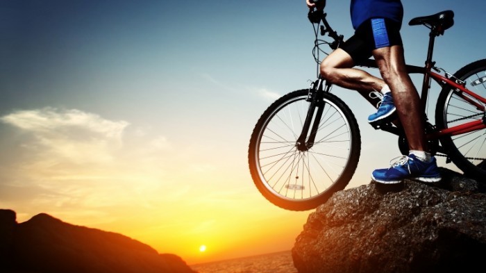 shutterstock 136053347 700x393 Велосипедист в горах   Cyclist in the mountains