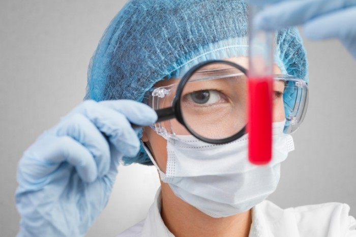 shutterstock 152266394 700x466 Лаборант с пробиркой   Laboratory assistant with test tube