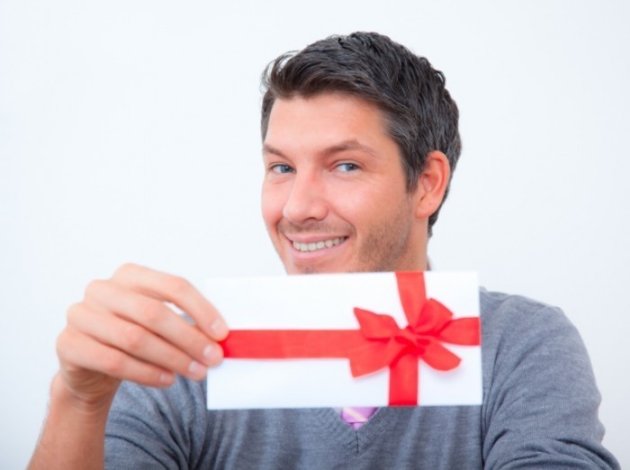 shutterstock 56712694 700x522 Мужчина с подарочным конвертом   Man with a gift envelope