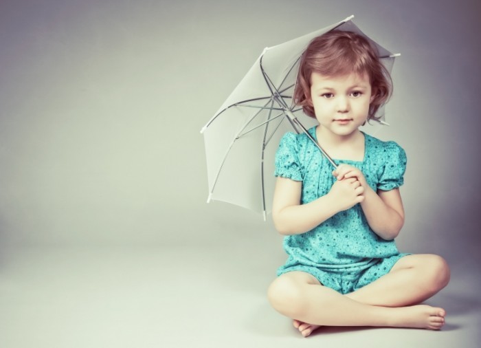 shutterstock 99415370 700x506 Девочка с зонтом   Girl with umbrella