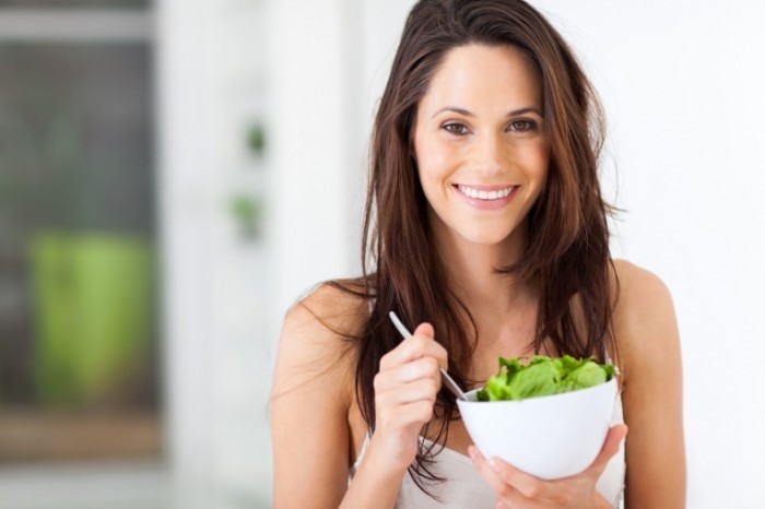 Dollarphotoclub 482049411 700x466 Девушка с салатом   Girl with salad