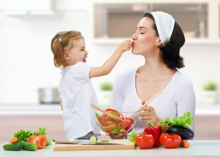 Dollarphotoclub 56607380 700x505 Мама с дочкой на кухне   Mother and daughter in the kitchen