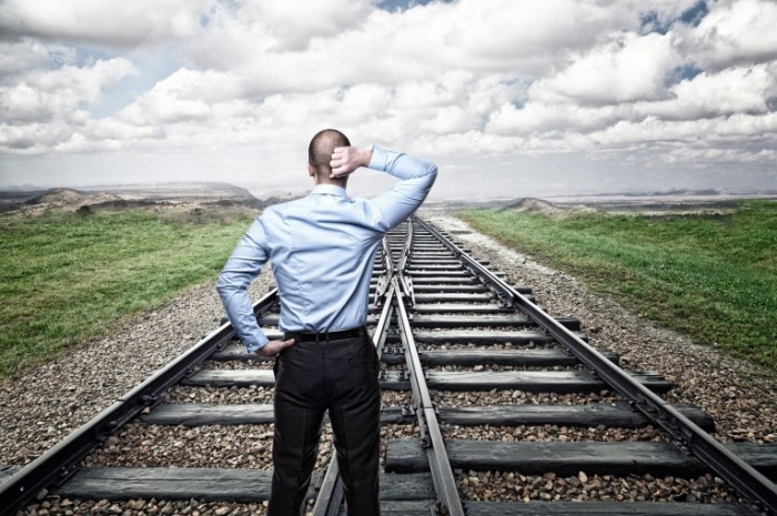 Dollarphotoclub 62293681 700x465 Железная дорога перед мужчиной   Railroad before the man