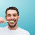 Мужчина чистит зубы - Man brushing his teeth