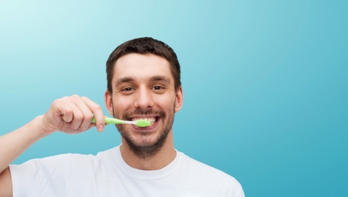 Dollarphotoclub 65912995 700x396 Мужчина чистит зубы   Man brushing his teeth