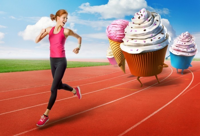 Dollarphotoclub 67111605 700x478 Девушка убегает от пирожных   Girl runs away from cakes