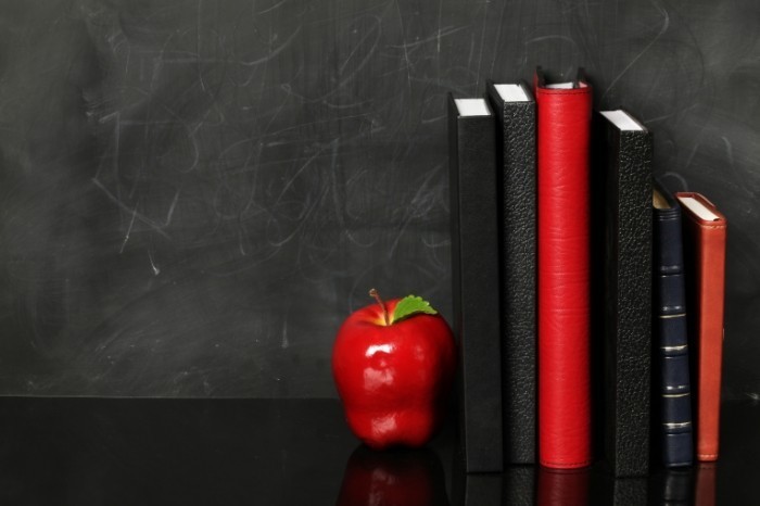 Fotolia 34322765 L 700x466 Блокноты и яблоко   Notebooks and apple