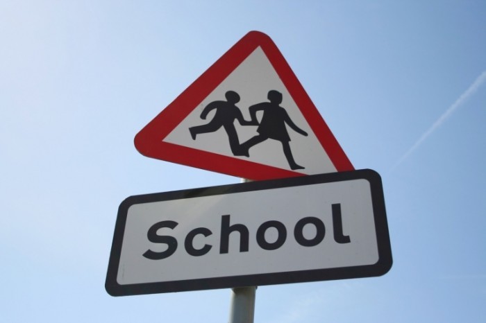 fotolia school 700x466 Дорожный знак школа   Road sign school