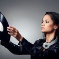 Девушка с пластинкой для граммофона - Girl with a plate for gramophone