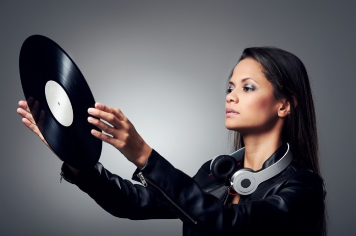 Dollarphotoclub 60047504 700x465 Девушка с пластинкой для граммофона   Girl with a plate for gramophone