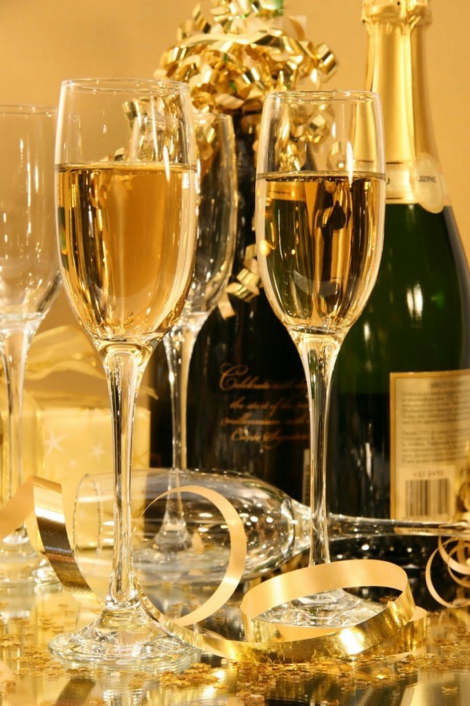 Fotolia 1764622 Subscription L 682x1024 Шампанское в бокалах   Champagne in glasses