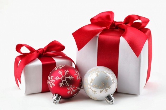 Fotolia 27169474 Subscription XXL1 700x465 Новогодние игрушки и подарки   Christmas toys and gifts