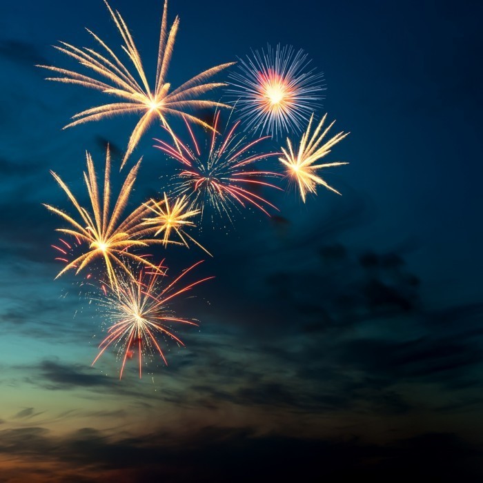 Fotolia 33275713 Subscription L 700x700 Фейерверк в небе   Fireworks in the sky