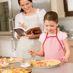 Мама с дочкой на кухне - Mother and daughter in the kitchen