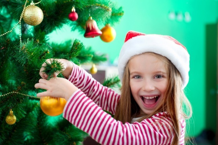 Fotolia 47211268 L 700x465 Девочка возле елки   Girl near the Christmas tree