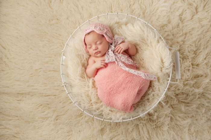 Fotolia 61285784 Subscription Monthly M 700x464 Новорожденная девочка   Newborn girl