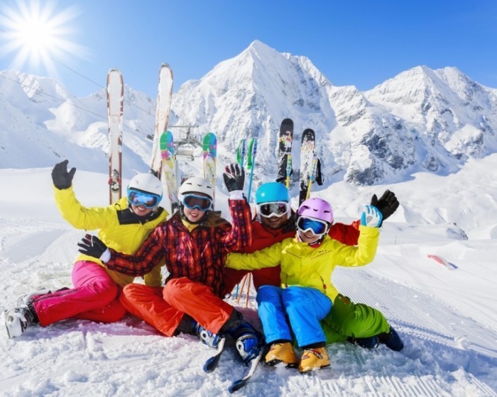 Fotolia  Skifamilie quer 700x560 Семья на лыжном курорте   Family ski resort