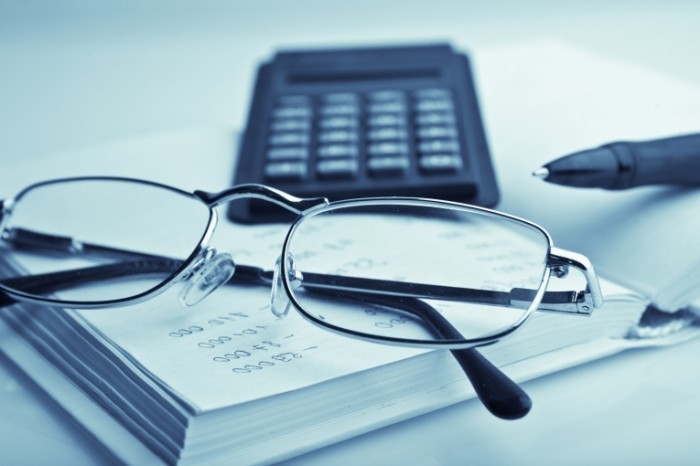 RS1820 Fotolia 32924468 X 700x466 Очки и калькулятор   Glasses and calculator