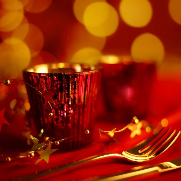 shutterstock 111695309 tangoc 700x700 Рождественская сервировка стола   Christmas table setting