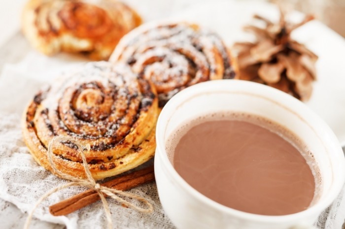 shutterstock 117956911 700x466 Какао с булочками с корицей   Cocoa with cinnamon rolls