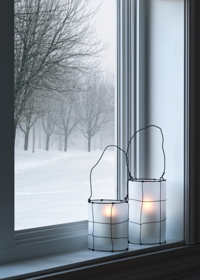 shutterstock 119596882 700x980 Окно с подсвечниками   Window with candlesticks