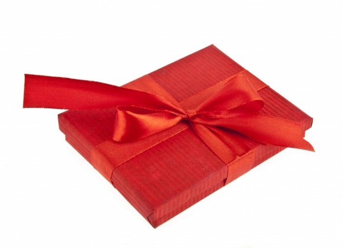 shutterstock 121965352 700x508 Красный подарок   Red gift