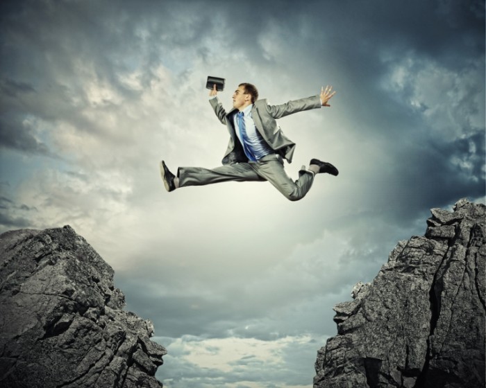 shutterstock 139455989 700x560 Прыжок над пропастью   Jump over the precipice