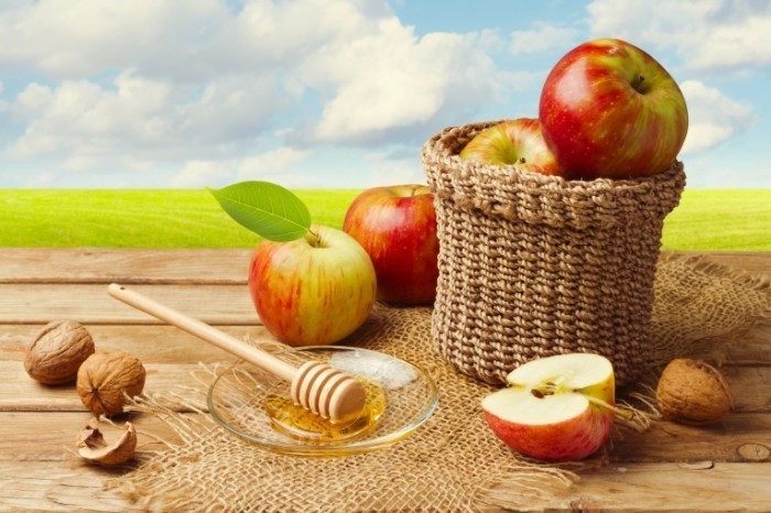 shutterstock 143833231 700x466 Яблоки и мед   Apples and Honey