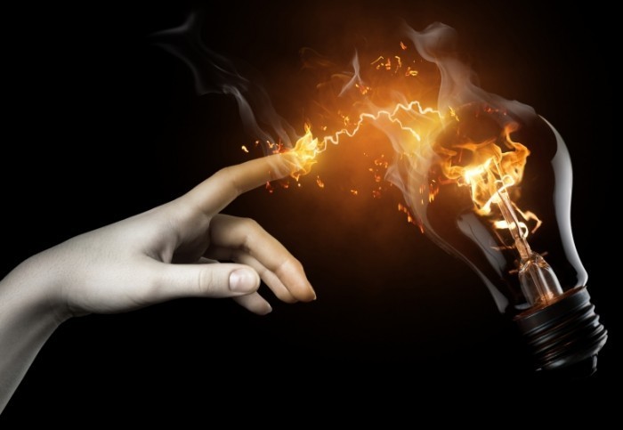 shutterstock 50652526 700x483 Рука возле огненной лампы   Hand near the fire lamps