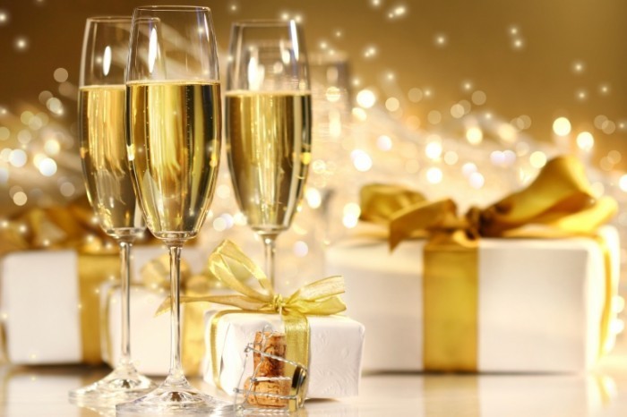 shutterstock 7428814 700x466 Шампанское и подарок   Champagne and gift