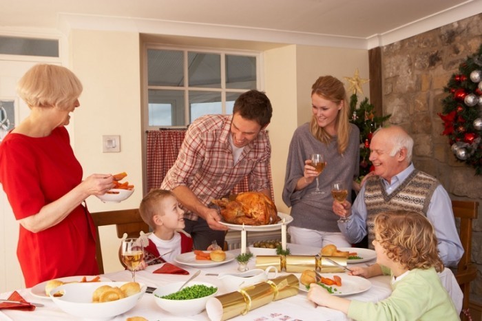 shutterstock 81745696 700x466 Семейный ужин   Family Dinner