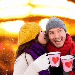 Счастливая пара с кружками - Happy couple with mugs