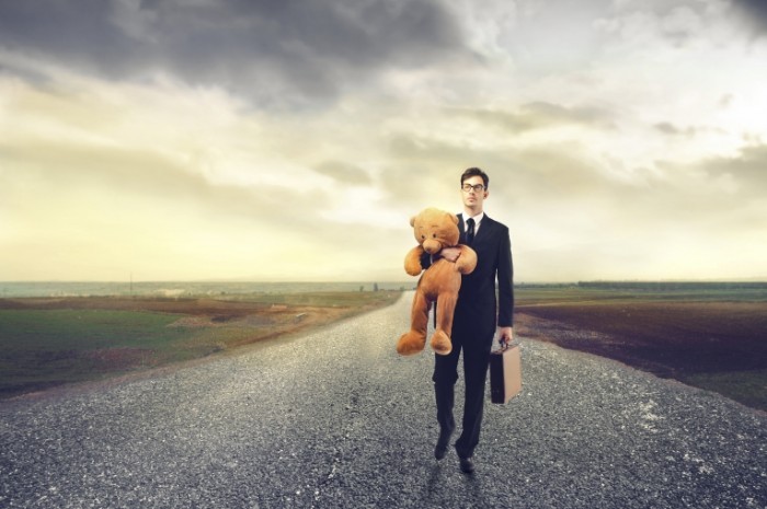 Dollarphotoclub 52253304 700x465 Бизнесмен с мишкой и чемоданом   Businessman with bear and suitcase