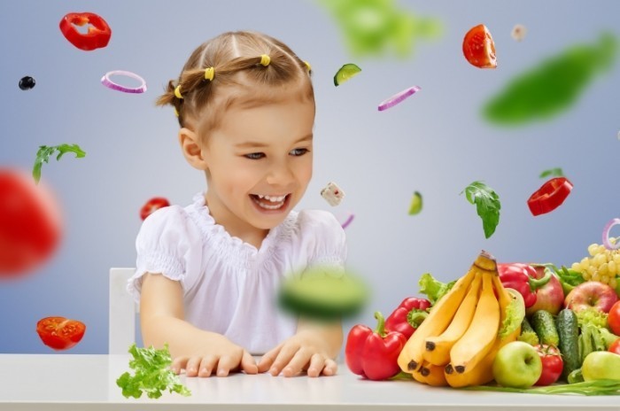 Dollarphotoclub 59431764 700x464 Девочка с фруктами и овощами   Girl with fruits and vegetables