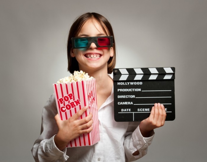 Dollarphotoclub 61112136 700x549 Девочка с попкорном   Girl with popcorn