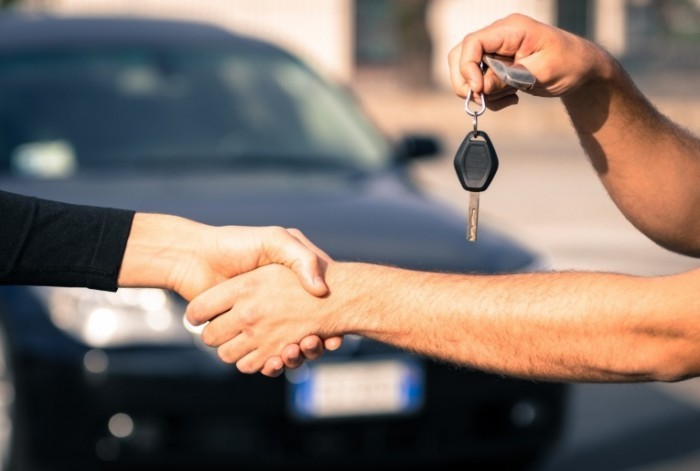 Dollarphotoclub 64255757 e1414473594134 700x471 Рукопожатие с ключами от авто   Shake Hands with the keys to the car