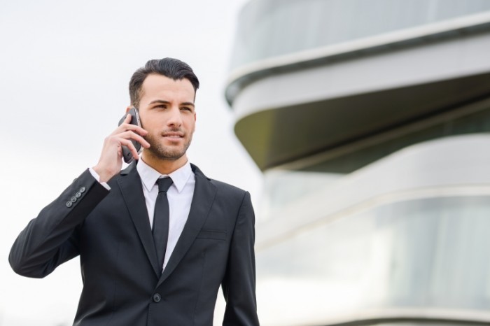 Dollarphotoclub 64980674 700x466 Бизнесмен с айфоном   Businessman with iPhones