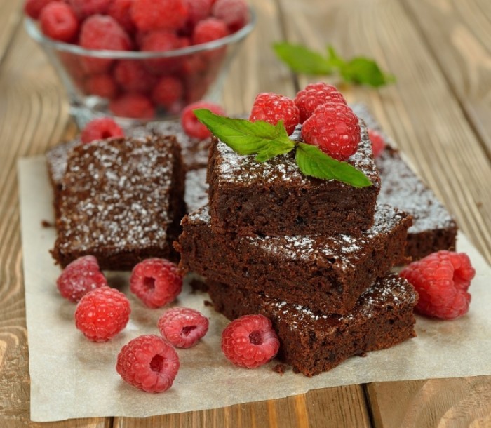 Dollarphotoclub 66418970 700x610 Брауни с малиной   Brownie with raspberries