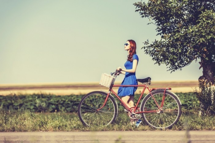 Dollarphotoclub 66876372 700x466 Девушка с велосипедом   Girl with bicycle