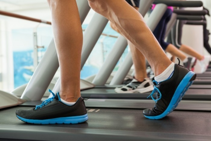 Dollarphotoclub 68520688 700x466 Ноги на беговой дорожке   Feet on the treadmill