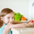 Девочка моет фрукты - Girl washing fruits