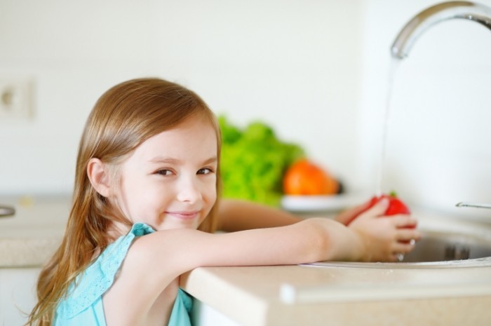 Dollarphotoclub 69113233 700x465 Девочка моет фрукты   Girl washing fruits