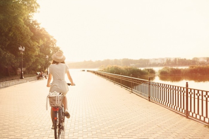 Dollarphotoclub 69833837 700x466 Девушка на велосипеде   Girl on bike