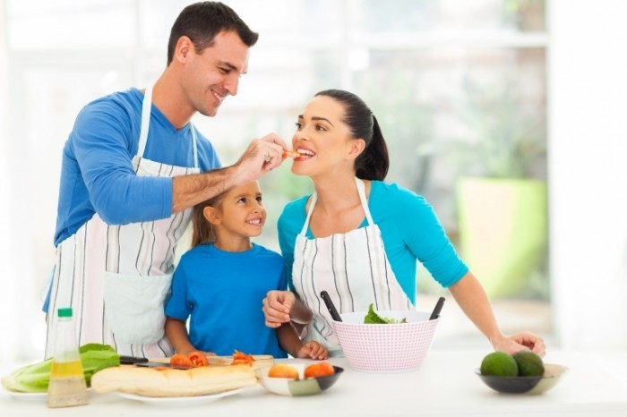 dollarphotoclub 52463546 700x466 Семья на кухне   Family in the kitchen