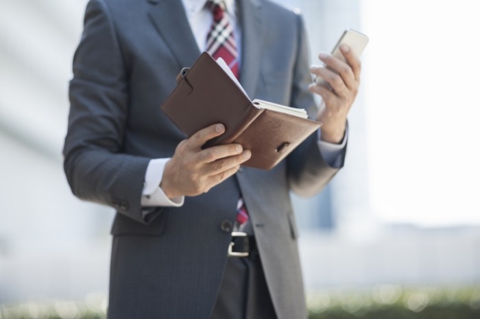 shutterstock 120043450 700x466 Бизнесмен с блокнотом   Businessman with a notebook