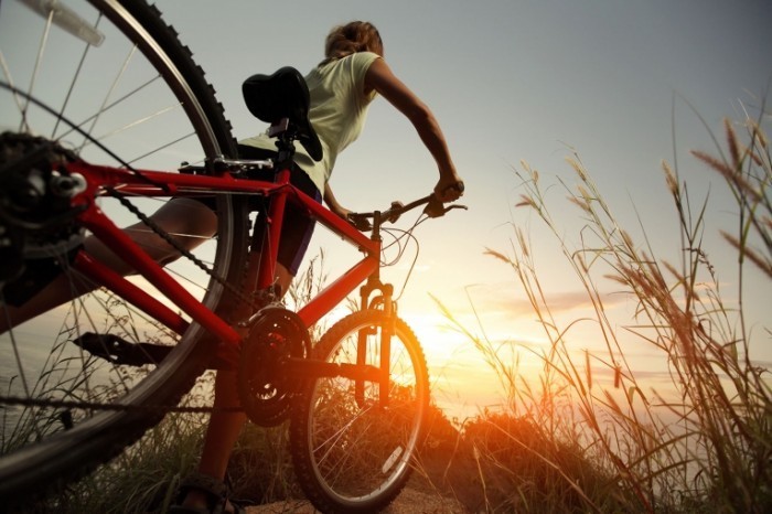 shutterstock 130948919 700x466 Девушка с велосипедом   Girl with bicycle