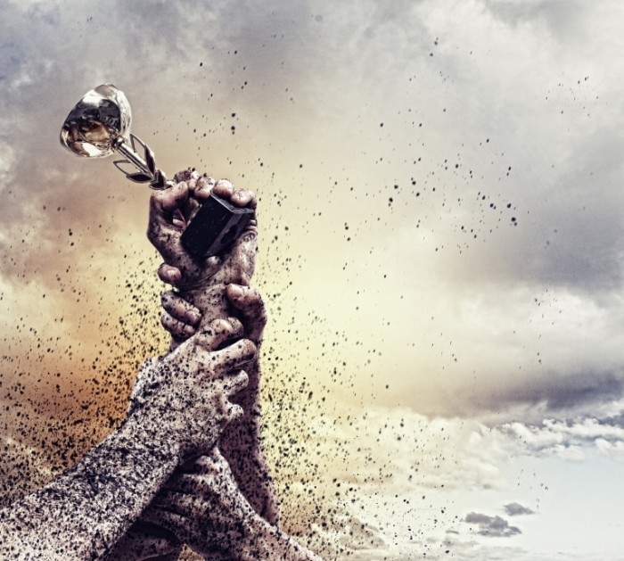 shutterstock 133641533 700x629 Руки в грязи с кубком   Hands in the mud with the cup