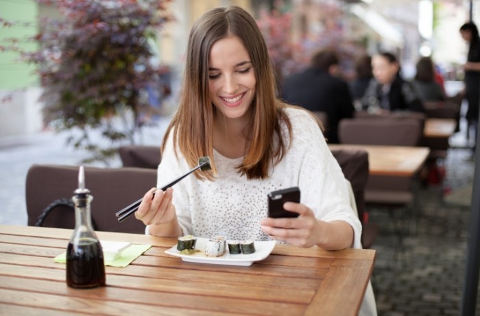 shutterstock 139441709 700x461 Девушка с суши и айфоном   Girl with sushi and iPhones